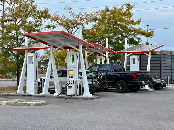 Oshawa, Kanada - 17 Eylül 2023: Oshawa Kanada 'daki hızlı şarj istasyonuna bir elektrikli araba yanaştı..