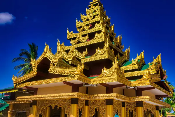 Bago, Myanmar - 03 Aralık 2012: Myanmar 'da parlak mavi gökyüzüne karşı çarpıcı bir altın pagoda yükseliyor..