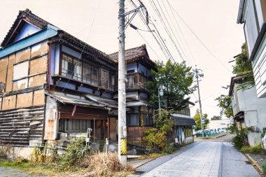 Shibu onsen, Japonya - 24 Ekim 2017: Eski ahşap yapılar Shibu Onsen 'deki Yudanaka' nın sessiz sokaklarında Japon mimari mirasının zengin bir duygusunu korumaktadır..