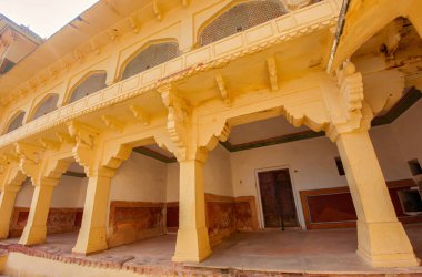 Jaipur, Hindistan - 16 Eylül 2011: Ziyaretçiler Jaipur Hindistan 'daki tarihi bir binanın canlı kültürel mirasını sergileyen karmaşık mimarisine hayran kaldılar.