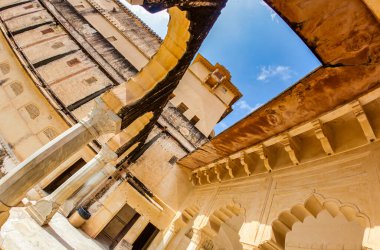 Jaipur, Hindistan - 16 Eylül 2011: Ziyaretçiler Jaipur 'daki saray yapılarının parlak mavi gökyüzü altındaki karmaşık tasarımlarına ve canlı tarihine hayret ediyorlar.