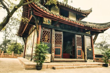 Chengdu, Çin - 29 Kasım 2009: Chengdu Çin 'de yemyeşil yemyeşil bir tapınak, karmaşık mimari ve sakin bir çevreye sahiptir..