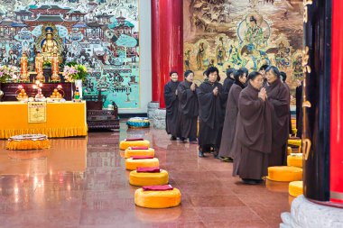Chengdu, Çin - 28 Kasım 2009: Bazı koyu cüppeli rahipler gün boyunca Chengdu 'daki huzurlu bir tapınakta meditasyon ayini yapıyorlar..