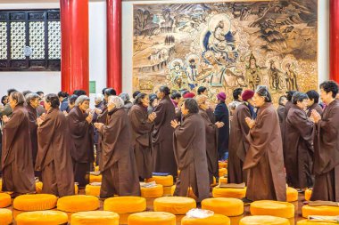 Chengdu, Çin - 28 Kasım 2009: Kahverengi cübbeli pek çok kişi Çin 'de bir tapınakta toplandı..