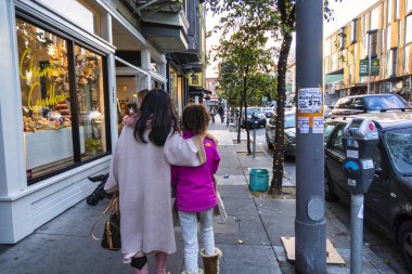 San Francisco, ABD - 14 Şubat 2020: Anne ve kızı aşağı Hayes San Francisco 'da alışveriş yaparken kaldırımda yürüyorlar