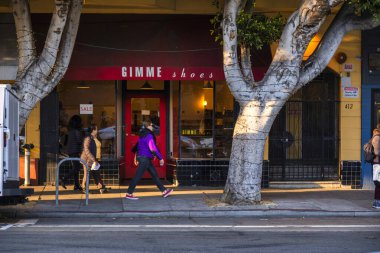 San Francisco, ABD - 14 Şubat 2020: İnsanlar Hayes San Francisco 'da bir ayakkabı mağazasının önünden geçerek şehir atmosferinin tadını çıkarıyor.