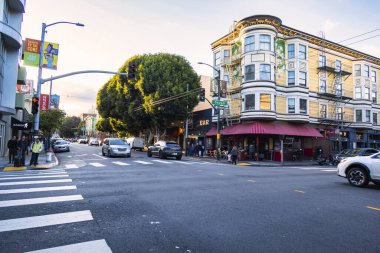 San Francisco, Amerika Birleşik Devletleri - 14 Şubat 2020: San Francisco şehir merkezinde Viktorya dönemi binaları insanların yürüdüğü ve arabaların geçtiği kavşak