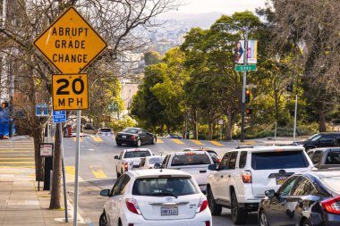 San Francisco, ABD - 14 Şubat 2020: Uyarı işareti San Francisco California 'da trafik ile kesişen bir kavşakta ani bir dik tepe olduğunu gösteriyor.