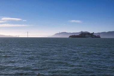 San Francisco, ABD - 13 Şubat 2020: Alcatraz Adası ve Golden Gate Köprüsü San Francisco Körfezi 'nde sergilenmektedir.