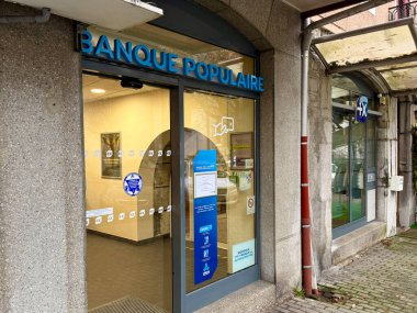 Thones, Fransa - 10 Ocak 2025: Modern tasarım ve açık tabela içeren bir ziyafet kitlesinin girişi sergilenmektedir. Sakin bir atmosfer şehir ortamını yansıtır..