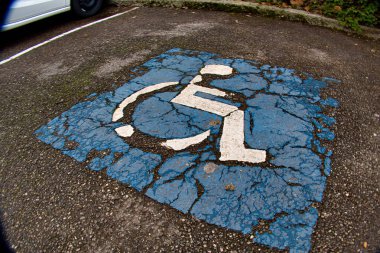 Ek bina, Fransa - 10 Ocak 2020: Sadece engellilerin Annecy France 'da bu bölgeye park edebileceğini gösteren asfalta imza atın