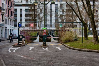 Ek bina, Fransa - 10 Ocak 2020: Annecy 'deki yeraltı otoparkının girişi bir şeridin araçlar için açık, diğer şeridin ise kapalı olduğunu gösteriyor.