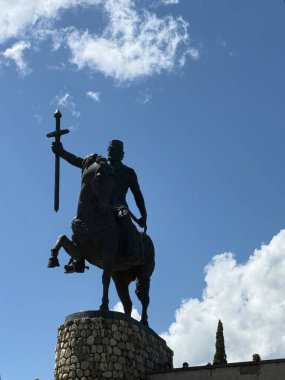 Telavi, Gürcistan - 26 Nisan 2025: Erekle II 'nin bronz heykeli Telavi Georgia' da gururla ayakta duruyor..