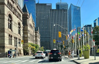 Toronto, Kanada - 15 Eylül 2023: Toronto şehir merkezindeki kalabalık caddeyi güneşli bir eylül gününde şehir yaşamını gözler önüne seren arabalar doldurdu.