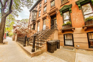 New York, ABD - 20 Nisan 2012: Brooklyn 'de tuğlalardan oluşan eski bir eve merdivenler.