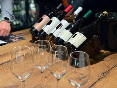 Telavi, Gürcistan - 26 Nisan 2025: Ziyaretçiler, Telavi Gürcistan 'ın Tsinandali Estate kentindeki qvevri' den gelen doğal şarapların tadına bakıyorlar..