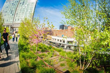 New York, ABD - 21 Nisan 2012: Kullanılmamış bir metro yolunun tepesinde bitkiler ve ağaçlarla çevrili bir eğlence parkı