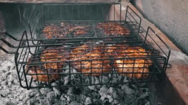 Şiş kebap, ev yapımı sobanın üstünde ızgarada kızartılır. Izgara ızgarada ızgara, alev ve duman içinde baharat ve bitkilerle ızgara sulu et. Izgarada et var..