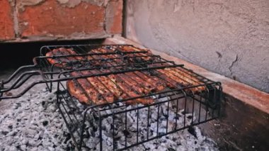 Şiş kebap, ev yapımı sobanın üstünde ızgarada kızartılır. Izgara ızgarada ızgara, alev ve duman içinde baharat ve bitkilerle ızgara sulu et. Izgarada et var..