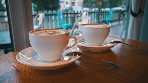 Două Cești Cafea Sunt Masă Cafenea Cappuccino Fierbinte Spumă Răcește — Videoclip de stoc