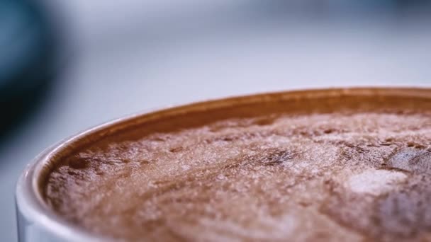Šálek Kávy Pěnou Stojí Stole Kavárně Zblízka Horké Cappuccino Pěnou — Stock video