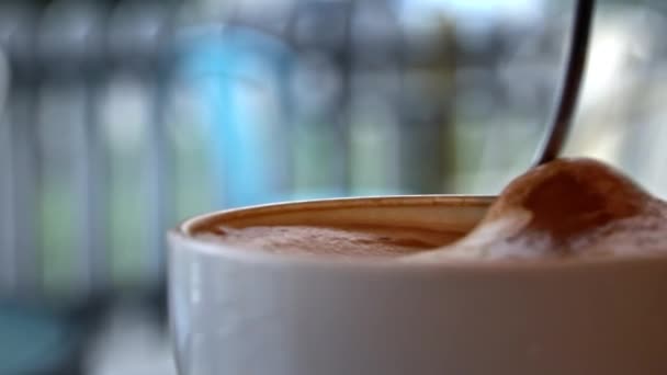 Kaffeetasse Steht Auf Einem Tisch Einem Café Und Wird Mit — Stockvideo