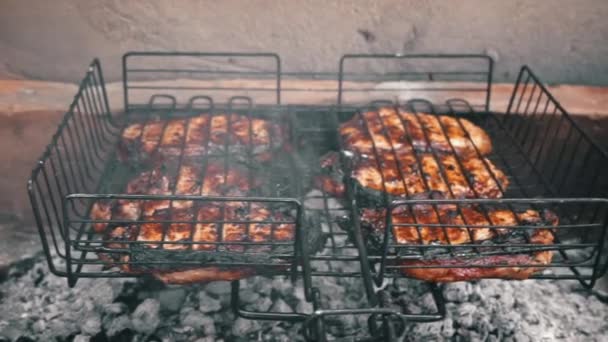 魚のケバブは自家製のストーブの上でバーベキューで揚げられています バーベキューグリル 炎と煙の上に石炭を燃焼にスパイスやハーブとジューシーな肉ステーキを焼きます バーベキューグリルの肉 — ストック動画