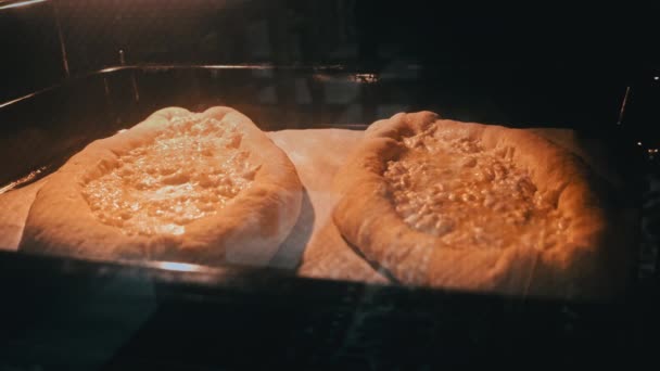 タイムラプス熱々のオーブンで焼き上げたアダリアン カチャプリ グルジア料理 脂肪質と繁栄の食品 スルグニチーズと卵でカチャプリをオーブンで焼きます — ストック動画