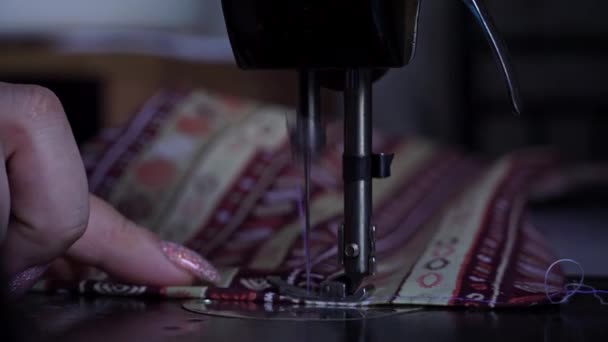 運動中のヴィンテージミシン針 ミシン針のクローズアップはすぐに上下に移動します 縫製工房では 縫い代が生地を縫う 縫製工程 — ストック動画