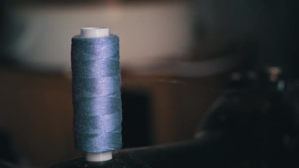 재봉틀에서 재봉틀로 바느질을 위하여 실감개에 실려가게 양복점의 여성들의 현대적 사기는 — 비디오