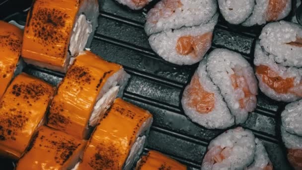 Sushi Tekercs Egy Fekete Tartályban Forog Japán Konyha Sushi Egy — Stock videók