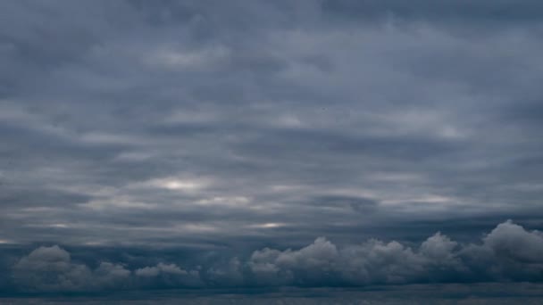Timelapse Szare Deszczowe Chmury Unoszą Się Ciemnym Niebie Pochmurny Dzień — Wideo stockowe
