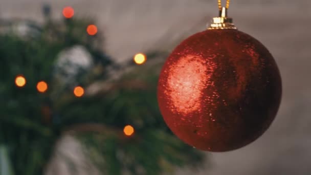 Giocattolo Natale Appeso Sullo Sfondo Albero Natale Verde Primo Piano — Video Stock