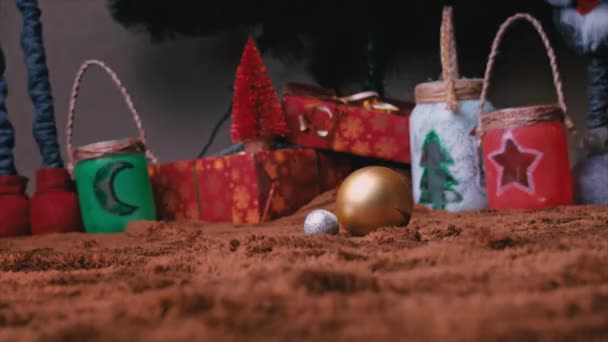 Szürke Telivér Macska Játszik Val Szilveszter Játékok Egy Karácsonyfa Egy — Stock videók