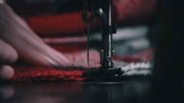 Голка Нога Швейної Машини Проникають Тканину Крупним Планом Літня Жінка — стокове відео