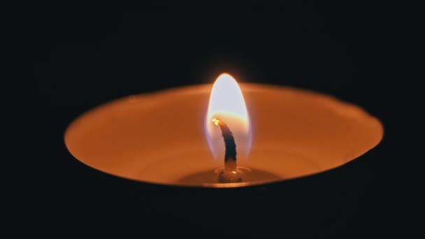 石蜡蜡烛在黑暗中被黄色的火焰点着 蜡烛中的一个大火把它烧黄了 房子里没有灯 是蜡烛发出的热量 片刻沉默 — 图库视频影像