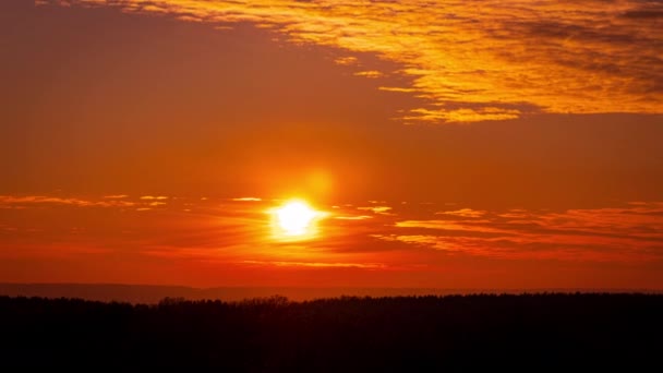 Время Истекает Ярко Оранжевый Закат Солнца Заходит Облаками Конце Дня — стоковое видео