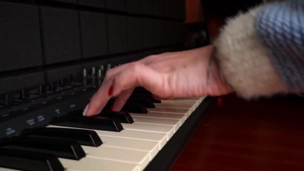 Руки Женщины Пальцами Играют Фортепианной Клавиатуре Крупным Планом Ключи Фортепиано — стоковое видео