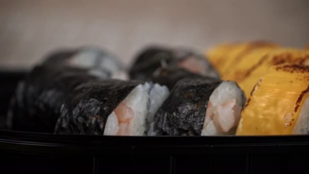 Суші Рол Обертається Чорному Контейнері Крупним Планом Японська Кухня Суші — стокове відео