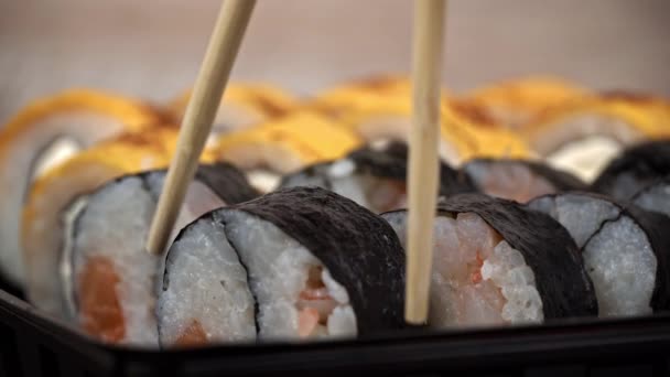 Sushi Rolle Wird Mit Essstäbchen Für Sushi Nahaufnahme Eingenommen Japanische — Stockvideo