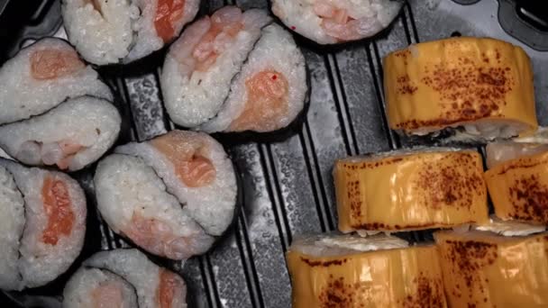 Sushi Roll Snurrar Svart Behållare Närbild Japansk Matsushi Restaurang Svampar — Stockvideo