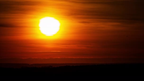 Parlak Turuncu Gün Batımı Bulutların Arkasında Batıyor Günün Sonunda Güneş — Stok video