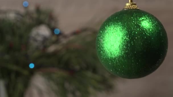 Brinquedo Natal Pendurado Fundo Uma Árvore Natal Verde Close Férias — Vídeo de Stock