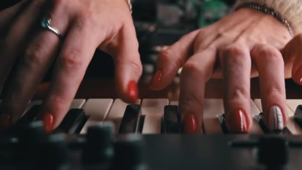 指を持つ女性の手は ピアノのキーボードのクローズアップフロントビューを再生します ピアノの鍵は黒と白です 精神教育 穏やかな音楽 — ストック動画