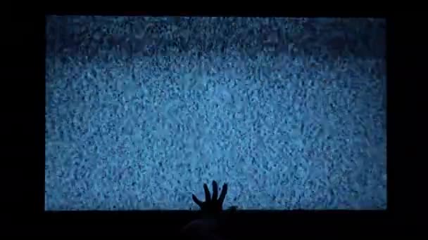 Руки Тлі Шуму Телевізійної Страшної Сцени Фільму Жахів Страшні Відьми — стокове відео