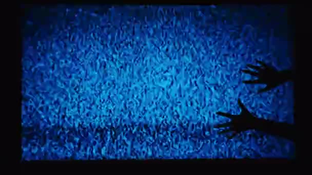 手扶背景的噪音电视恐怖场景为恐怖电影 恐怖的手爬上电视屏幕 屏幕上有爪子和干扰的手的轮廓 — 图库视频影像