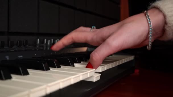 Female Hands Fingers Play Piano Keyboard Close Side View Piano — Stok video