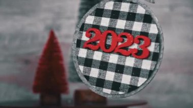 Bir Noel ağacı oyuncağına 2023 yazılıydı. Noel süsleri, Noel dekorasyonu. Yeni yıl arifesinde kış atmosferi.