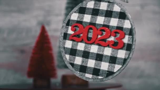 Inscriptie 2023 Een Kerstboom Speelgoed Kerstversiering Kerstdecor Wintersfeer Oudejaarsavond — Stockvideo