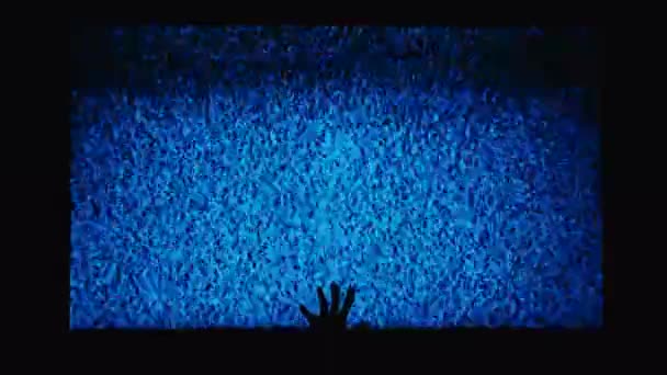 手扶背景的噪音电视恐怖场景为恐怖电影 恐怖的手爬上电视屏幕 屏幕上有爪子和干扰的手的轮廓 — 图库视频影像